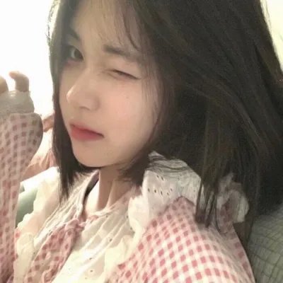 玻璃橱窗中的姑娘